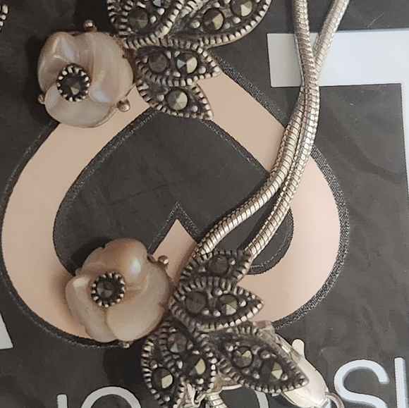 Beautiful looks like a wedding set necklace and earrings - Picture 2 of 5